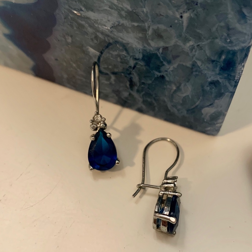 SILVER DANGLE EARRINGS WITH BLUE GEM